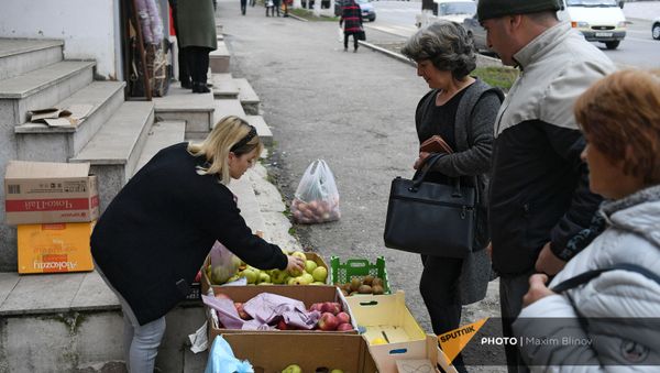 Уличная торговля фруктами в Степанакерте Уличная торговля фруктами в Степанакерте - Sputnik Армения