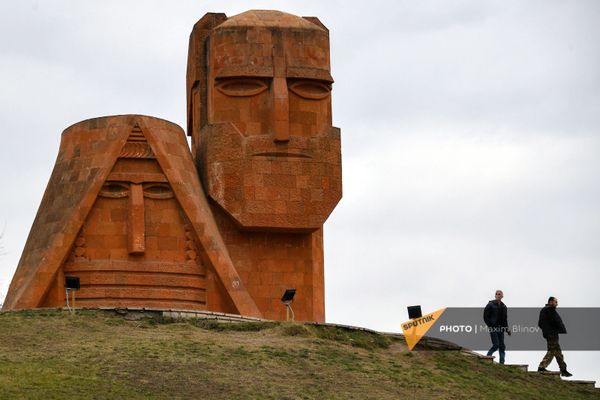 Люди возле монумента Мы - наши горы в Степанакерте - Sputnik Армения