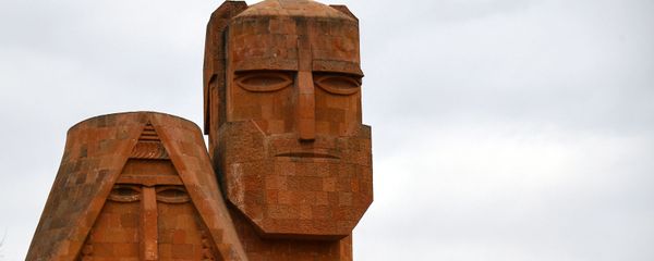 Люди возле монумента Мы - наши горы в Степанакерте - Sputnik Армения