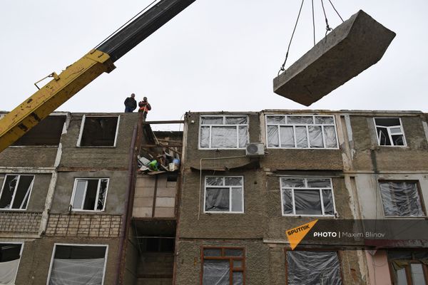 Работы по восстановлению жилого дома в Степанакерте, пострадавшего от обстрела - Sputnik Армения