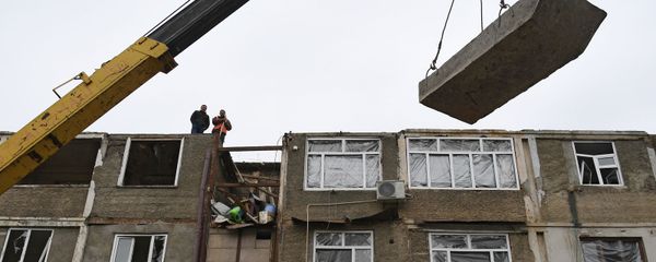 Работы по восстановлению жилого дома в Степанакерте, пострадавшего от обстрела Работы по восстановлению жилого дома в Степанакерте, пострадавшего от обстрела - Sputnik Армения