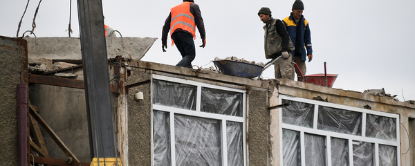 Работы по восстановлению жилого дома в Степанакерте, пострадавшего от обстрела. - Sputnik Армения
