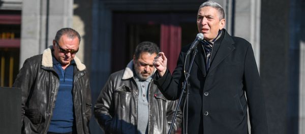 Продюсер, сценарист Армен Григорян на акции призыва к армянам во всем мире для поддержки попавших в плен армянских военнослужащих (28 ноября 2020). Еревaн - Sputnik Արմենիա