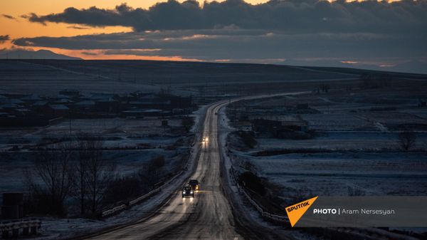 Автомобили на трассе М10 в Гегаркуникской области Армении - Sputnik Армения