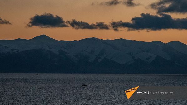 Рыбаки на озере Севан, Гегаркуник - Sputnik Արմենիա