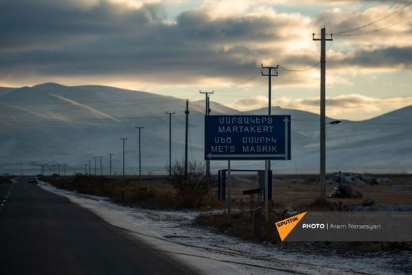 Встали на колени, начали молиться: жизнь в армянском селе Сотк, в 9 км от Азербайджана - Sputnik Армения