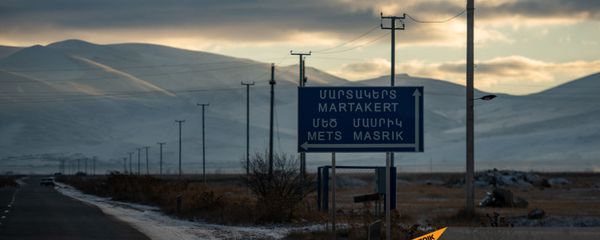 Дорожный указатель на дороге в село Сотк Дорожный указатель на дороге в село Сотк - Sputnik Армения
