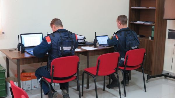 Оперативная группировка МЧС России помогает восстановить школу в карабахском селе Иванян - Sputnik Армения