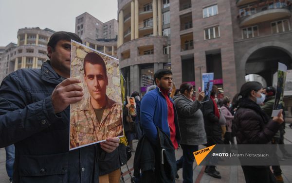 Акция с призывом решить вопрос с военнопленными и пропавшими без вести (29 ноября 2020). Еревaн Акция с призывом решить вопрос с военнопленными и пропавшими без вести (29 ноября 2020). Еревaн - Sputnik Армения