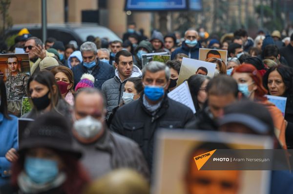 Просим вмешаться: в Ереване представители интеллигенции устроили шествие к посольству РФ Просим вмешаться: в Ереване представители интеллигенции устроили шествие к посольству РФ - Sputnik Армения