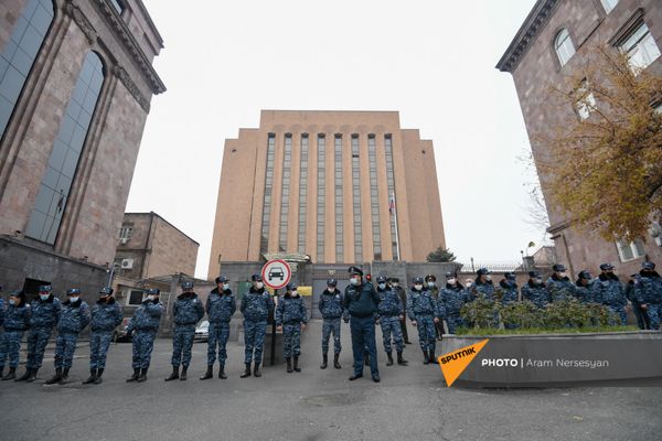 Գերիներին վերադարձնելու, զոհվածների մարմինները հանձնելու և անհայտ կորածների որոնողական աշխատանքների գործընթացներին միջամտելու խնդրանքով նամակը փոխանցվեց Ռուսաստանի դեսպանատուն։ Նամակը հեղինակել էին մտավորականների մի խումբ։
 - Sputnik Արմենիա