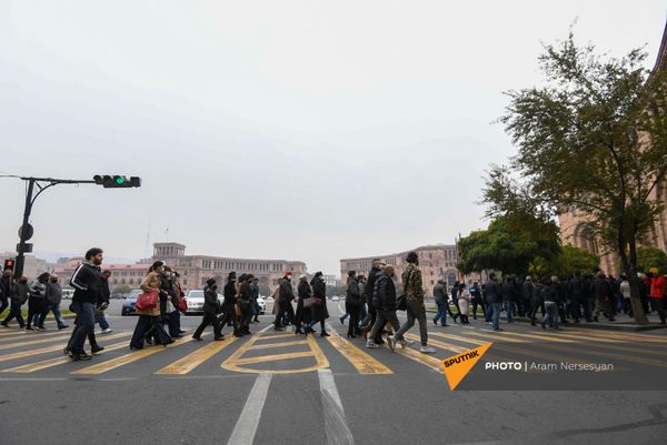 Հայ գերիների և անհայտ կորածների լուսանկարներով բողոքի երթ Երևանում. ցուցարարները Հանրապետության հրապարակում են - Sputnik Արմենիա
