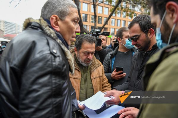 В Ереване представители интеллигенции организовали шествие к посольству Франции - Sputnik Армения