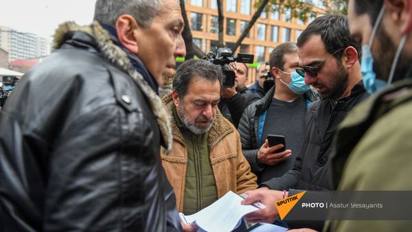Представители армянской интеллигенции во время шествия по вопросу передачи армянских военнопленных и найти без вести пропавших (30 ноября 2020). Еревaн - Sputnik Արմենիա