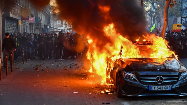 Горящий автомобиль во время акции недовольства действиями правоохранительных органов в отношении мигрантов и против внесения поправки к закону О национальной безопасности в Париже - Sputnik Армения