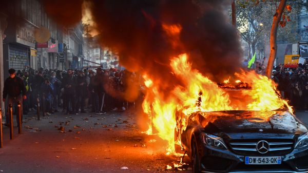 Горящий автомобиль в Париже - Sputnik Армения
