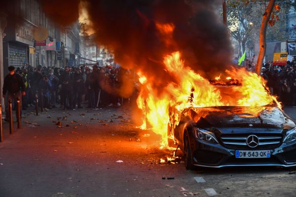 Горящий автомобиль во время акции недовольства действиями правоохранительных органов в отношении мигрантов и против внесения поправки к закону О национальной безопасности в Париже Горящий автомобиль во время акции недовольства действиями правоохранительных органов в отношении мигрантов и против внесения поправки к закону О национальной безопасности в Париже - Sputnik Армения