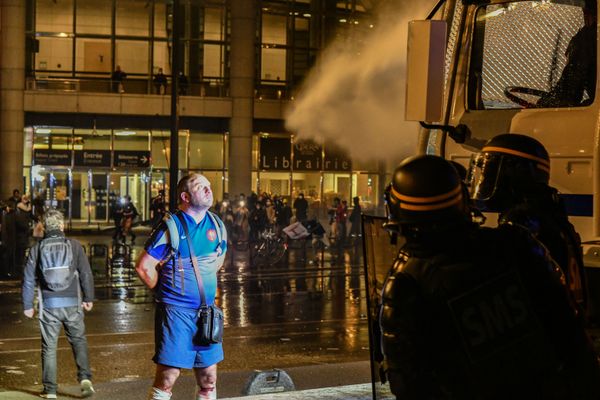 Сотрудники полиции и участники акции недовольства действиями правоохранительных органов в отношении мигрантов и против внесения поправки к закону О национальной безопасности в Париже Сотрудники полиции и участники акции недовольства действиями правоохранительных органов в отношении мигрантов и против внесения поправки к закону О национальной безопасности в Париже - Sputnik Армения