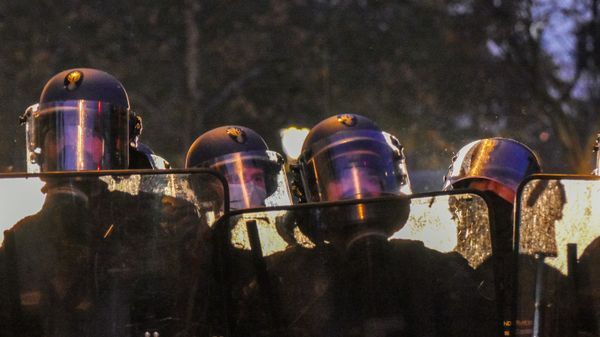 Сотрудники полиции во время акции недовольства действиями правоохранительных органов в отношении мигрантов и против внесения поправки к закону О национальной безопасности в Париже - Sputnik Արմենիա