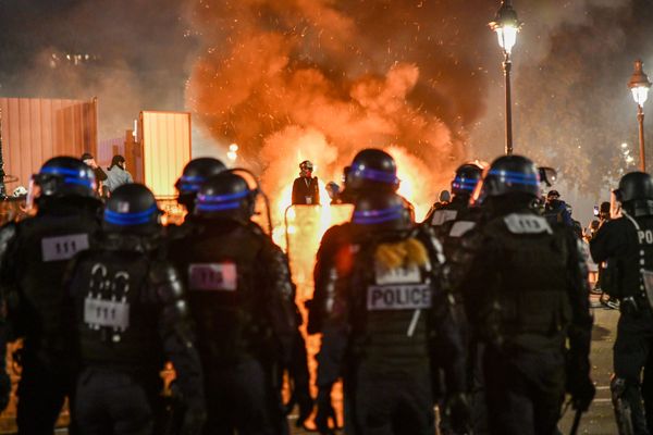 Сотрудники полиции во время акции недовольства действиями правоохранительных органов в отношении мигрантов и против внесения поправки к закону О национальной безопасности в Париже Сотрудники полиции во время акции недовольства действиями правоохранительных органов в отношении мигрантов и против внесения поправки к закону О национальной безопасности в Париже - Sputnik Армения