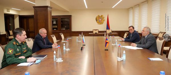 Министр обороны РА Вагаршак Арутюнян принял Чрезвычайного и Полномочного Посла Российской Федерации в Республике Армения Сергея Копыркина (30 ноября 2020). Еревaн - Sputnik Արմենիա