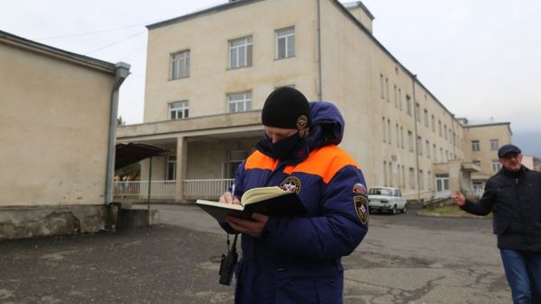 Силами МЧС России восстановлены роддом и школа в Степанакерте (30 ноября 2020). Карабах Силами МЧС России восстановлены роддом и школа в Степанакерте (30 ноября 2020). Карабах - Sputnik Армения