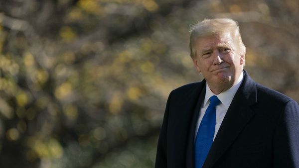 Президент США Дональд Трамп гуляет по южной лужайке Белого дома (29 ноября 2020). Вашингтон - Sputnik Армения