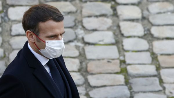 Президент Франции Эммануэль Макрон во время почетной церемонии похорон героя Сопритивления во Второй мировой войне Даниэля Кордье в Отеле инвалидов (26 ноября 2020). Париж - Sputnik Армения