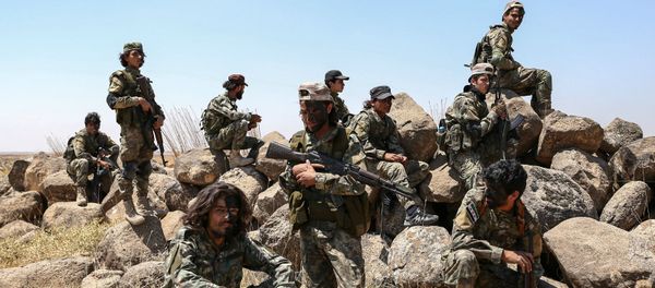 Поддерживаемые Турцией сирийские боевики во время военных учений возле удерживаемого повстанцами города Эр-Рай на севере провинции Алеппо (24 июля 2019). Сирия Поддерживаемые Турцией сирийские боевики во время военных учений возле удерживаемого повстанцами города Эр-Рай на севере провинции Алеппо (24 июля 2019). Сирия - Sputnik Армения