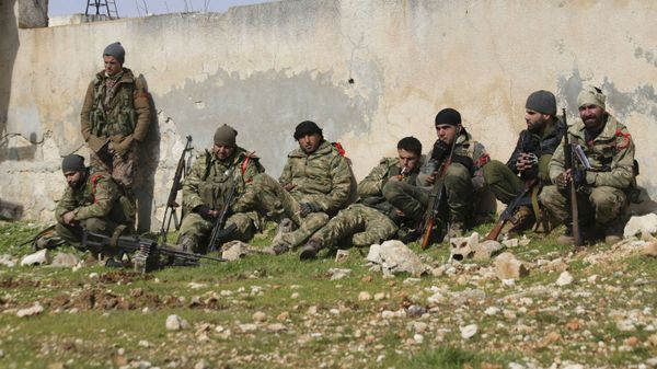 Поддерживаемые Турцией сирийские боевики готовятся отправиться на передовую в провинции Идлиб (10 февраля 2020). Сирия - Sputnik Армения