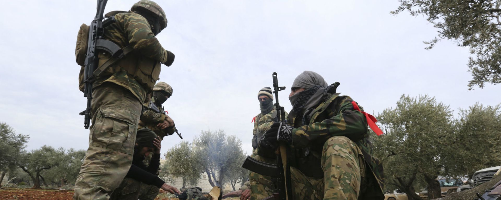 Поддерживаемые Турцией сирийские боевики готовятся отправиться на передовую в провинции Идлиб (11 февраля 2020). Сирия - Sputnik Армения, 1920, 02.02.2021
