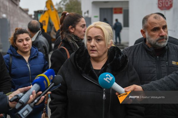 Попали в окружение и пропали без вести: акция протеста у воинской части в Эчмиадзине - Sputnik Армения