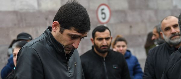 Акция протеста родителей пропавших без вести военнослужащих перед воинской частью (1 декабря 2020). Эчмиадзин Акция протеста родителей пропавших без вести военнослужащих перед воинской частью (1 декабря 2020). Эчмиадзин - Sputnik Армения