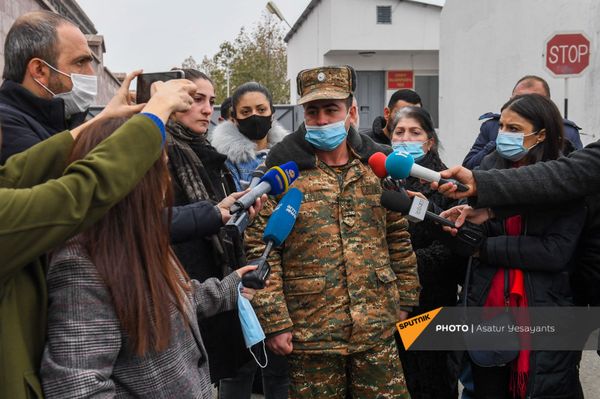 Попали в окружение и пропали без вести: акция протеста у воинской части в Эчмиадзине - Sputnik Армения