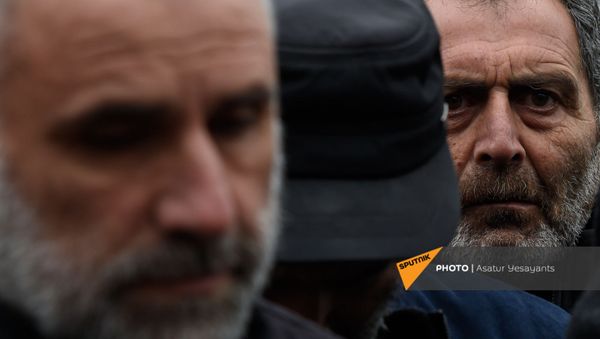 Акция протеста родителей пропавших без вести военнослужащих перед воинской частью (1 декабря 2020). Эчмиадзин Акция протеста родителей пропавших без вести военнослужащих перед воинской частью (1 декабря 2020). Эчмиадзин - Sputnik Արմենիա