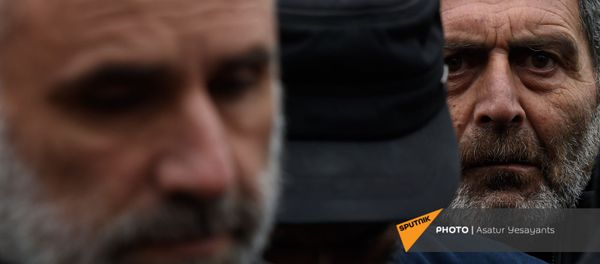 Акция протеста родителей пропавших без вести военнослужащих перед воинской частью (1 декабря 2020). Эчмиадзин - Sputnik Արմենիա