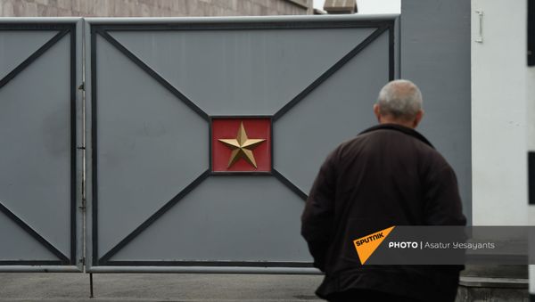 Акция протеста родителей пропавших без вести военнослужащих перед воинской частью (1 декабря 2020). Эчмиадзин - Sputnik Արմենիա