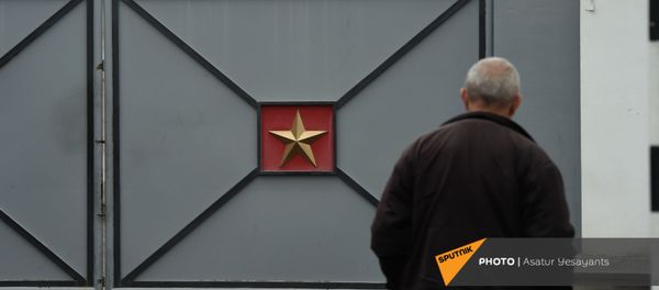 Акция протеста родителей пропавших без вести военнослужащих перед воинской частью (1 декабря 2020). Эчмиадзин Акция протеста родителей пропавших без вести военнослужащих перед воинской частью (1 декабря 2020). Эчмиадзин - Sputnik Արմենիա