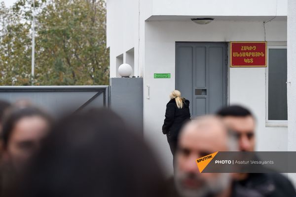 Բողոքի ակցիա Էջմիածնի զինկոմիսարիատի մոտ - Sputnik Արմենիա