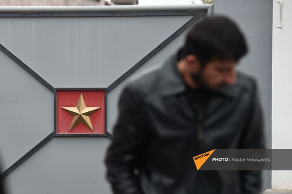 Բողոքի ակցիա Էջմիածնի զինկոմիսարիատի մոտ - Sputnik Արմենիա