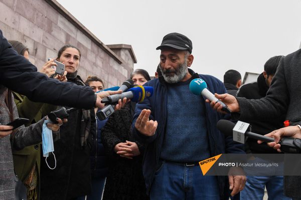Բողոքի ակցիա Էջմիածնի զինկոմիսարիատի մոտ - Sputnik Արմենիա