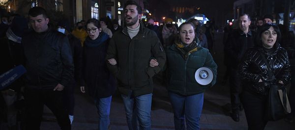 Активисты, требующие отставки премьер-министра и правительства, поют национальные песни на Северном проспекте (1 декабря 2020). Еревaн - Sputnik Армения