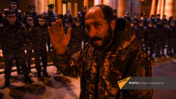 Активисты, требующие отставки премьер-министра и правительства, у Дому правительства (1 декабря 2020). Еревaн - Sputnik Արմենիա
