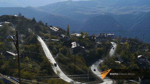 Вид на дома и автомобильную дорогу в городе Бердзор (27.11.2020). Карабах - Sputnik Армения