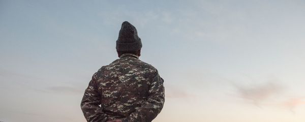 Местный житель на дороге в городе Бердзор (28 ноября 2020). Карабах - Sputnik Армения