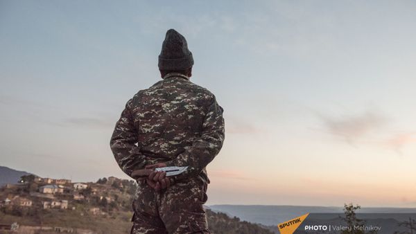 Местный житель на дороге в городе Бердзор (28 ноября 2020). Карабах - Sputnik Армения