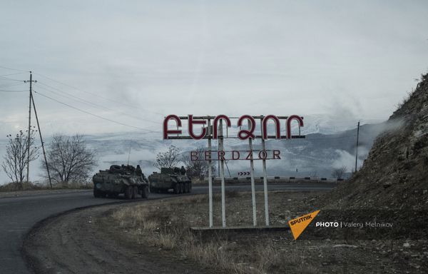 Бронетранспортеры БТР-82А российских миротворческих сил на въезде в город Бердзор (30 ноября 2020). Карабах Бронетранспортеры БТР-82А российских миротворческих сил на въезде в город Бердзор (30 ноября 2020). Карабах - Sputnik Армения