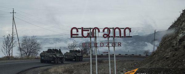 Бронетранспортеры БТР-82А российских миротворческих сил на въезде в город Бердзор (30 ноября 2020). Карабах - Sputnik Армения