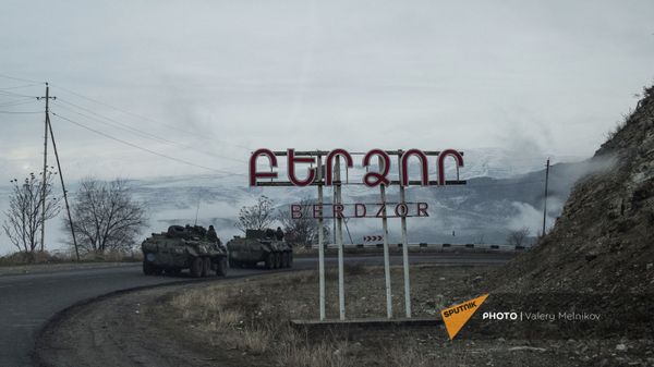 Бронетранспортеры БТР-82А российских миротворческих сил на въезде в город Бердзор (30 ноября 2020). Карабах - Sputnik Армения