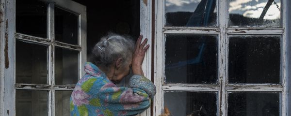 Пожилая женщина возле своего дома в городе Бердзор (30 ноября 2020). Карабах - Sputnik Արմենիա